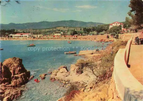 AK / Ansichtskarte S Agaro Costa Brava Girona ES Playa-Sar-Pol Bucht Boote Strandkabinen Felsen Promenade Berge Kueste