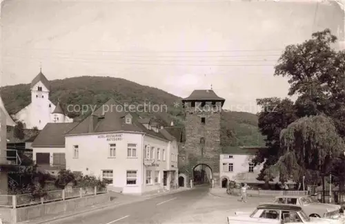 AK / Ansichtskarte Dausenau Rheinland-Pfalz Hotel-Restaurant-Metzgerei Stadttor Turm Kirche Autos Berglandschaft Strassenszene