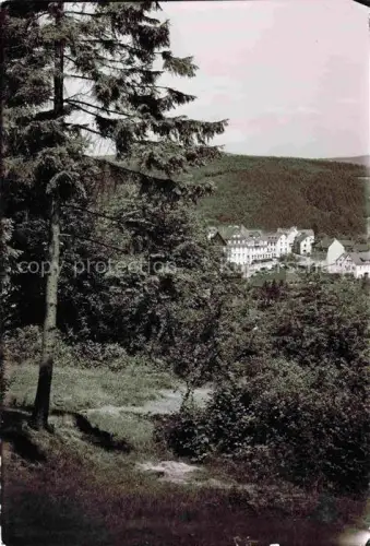 AK / Ansichtskarte Daun Vulkaneifel Rheinland-Pfalz Wald Nadelbaeume Gebaeude Haeuser Huegel Waldlandschaft Ort-Panorama