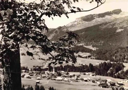AK / Ansichtskarte Riezlern Kleinwalsertal Vorarlberg AT Hoch-Ifen Kirchturm Alpendorf Berge Wald Wiesen Talblick