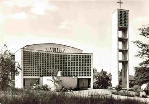 AK / Ansichtskarte BADENWEILER BW Pfarrkirche-St-Peter Glockenturm Betonkirche Gittermauerwerk Kreuz Baeume Passanten