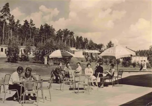 AK / Ansichtskarte Klink Waren Mueritz Mecklenburg-Vorpommern FDGB-Urlaubersiedlung Voelkerfreundschaft Terrasse Sonnenschirme Urlauber Kiefernwald Bungalows