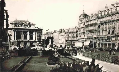 AK / Ansichtskarte MONTPELLIER 34 Herault Place-de-la-Comédie Théâtre Brunnen Denkmal Gruenderzeitbauten Passanten Autos