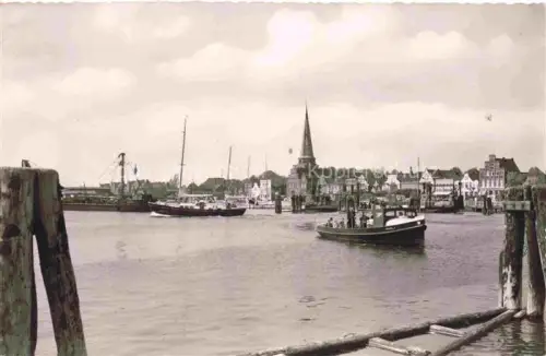 AK / Ansichtskarte TRAVEMueNDE Ostseebad Privatfaehre Hafen Ostsee Segelschiffe Motorboot Kirchturm Steg