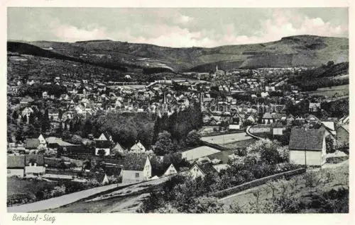 AK / Ansichtskarte Betzdorf Sieg Stadtpanorama Sieg Kirche Wohnhaeuser Huegel Tal Bahnlinie