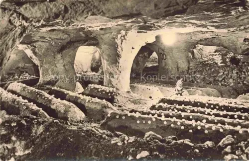 AK / Ansichtskarte Walldorf Werra Meiningen Thueringen Sandsteinhoehle Saeulen Hoehlengang Gewoelbe Felsen Kunstbeleuchtung historische-Staette