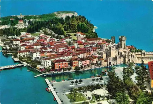 AK / Ansichtskarte SIRMIONE Lago di Garda IT Lago-di-Garda Scaligero-Burg Halbinsel Hafen Altstadt Boote Zypressen Luftbild