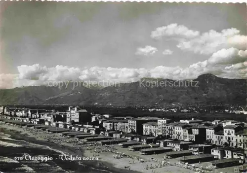 AK / Ansichtskarte VIAREGGIO Toscana IT Strand Strandkabinen Hotelviertel Berge Kueste Meer Luftaufnahme