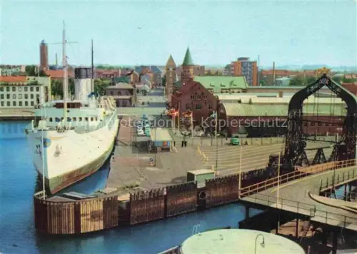 AK / Ansichtskarte Trelleborg Sweden Hafen Faehre Schiff Flagge Hafengebaeude Kran Farbkarte DDR-Verlag Kai