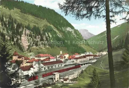 AK / Ansichtskarte Brennero Bolzano IT Brennerpass Bahnhof Eisenbahn Dampfzug Alpen Bergtal Nadelwald Ortschaft