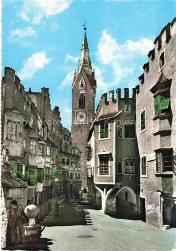 AK / Ansichtskarte Bressanone Brixen Suedtirol IT Adlerbrueckengasse Torre-Bianca Weiser-Turm Kirchturm Uhrturm Altstadt Gasse Gotik