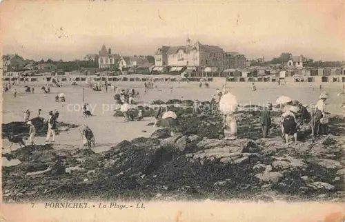 AK / Ansichtskarte PORNICHET Saint-Nazaire 44 Loire-Atlantique La-Plage Strand Sommerfrische Sonnenschirme Badegaeste Felsen Villen Strandhuetten