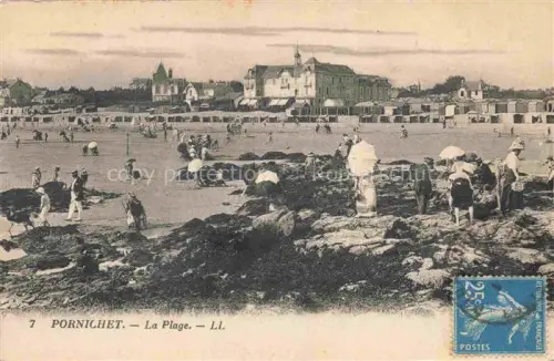 AK / Ansichtskarte PORNICHET Saint-Nazaire 44 Loire-Atlantique La-Plage Strand Badegaeste Felsen Hotels Regenschirme Kueste Algen