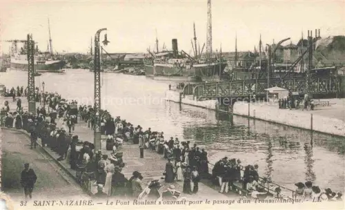 AK / Ansichtskarte ST-NAZAIRE  SAINT-NAZAIRE 44 Loire-Atlantique Pont-Roulant Hafen Transatlantique Dampfschiff Kran Menschenmenge Kai Schiffe