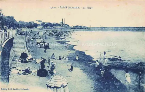 AK / Ansichtskarte ST-NAZAIRE  SAINT-NAZAIRE 44 Loire-Atlantique La-Plage Strand Badegaeste Sonnenschirme Treppe Mauer Fabrik Meer
