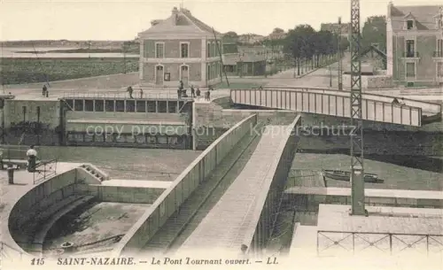 AK / Ansichtskarte SAINT-NAZAIRE  ST-NAZAIRE 44 Loire-Atlantique Pont-Tournant Drehbruecke Schleuse Hafen Kai Personen Gebaeude