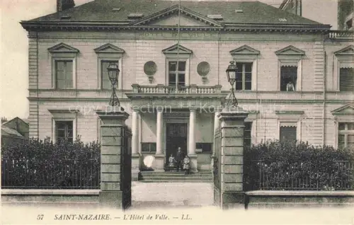 AK / Ansichtskarte ST-NAZAIRE  SAINT-NAZAIRE 44 Loire-Atlantique Hôtel-de-Ville Rathaus Eingangstor Saeulen Personen