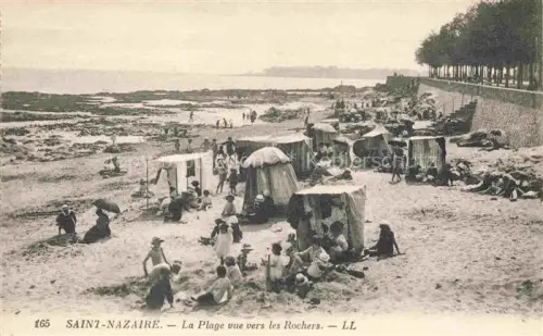 AK / Ansichtskarte ST-NAZAIRE  SAINT-NAZAIRE 44 Loire-Atlantique Plage-vue-vers-les-Rochers Strand Badegaeste Strandkabinen Felsen Mauer Meer