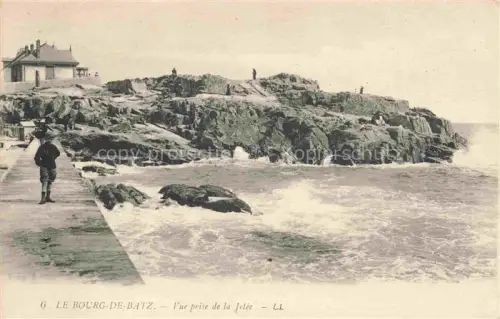 AK / Ansichtskarte Le Bourg-de-Batz-sur-Mer Saint-Nazaire 44 Loire-Atlantique Jetée Felsen Atlantik Wellen Villa Spaziergaenger Meeresbrandung