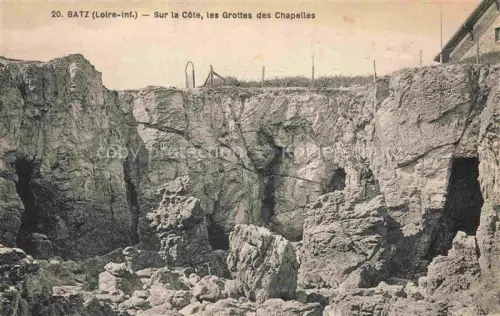 AK / Ansichtskarte Batz-sur-Mer Saint-Nazaire 44 Loire-Atlantique Grottes-des-Chapelles Côte Felsen Hoehlen Klippen Mann