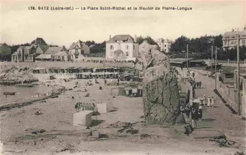 AK / Ansichtskarte Batz-sur-Mer Saint-Nazaire 44 Loire-Atlantique Place-Saint-Michel Menhir-de-Pierre-Longue Strand Badekabinen Spaziergaenger Menhir Haeuser