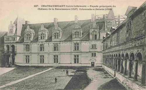 AK / Ansichtskarte Chateaubriant 44 Loire-Atlantique Château-de-la-Renaissance Colonnade Galerie Schlossfassade Innenhof Renaissance-Architektur Arbeiter