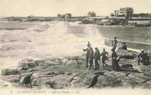 AK / Ansichtskarte Le Bourg-de-Batz-sur-Mer Saint-Nazaire 44 Loire-Atlantique Effet-de-Vagues Brandung Felsen Kueste Meer Spaziergaenger Villen Mole