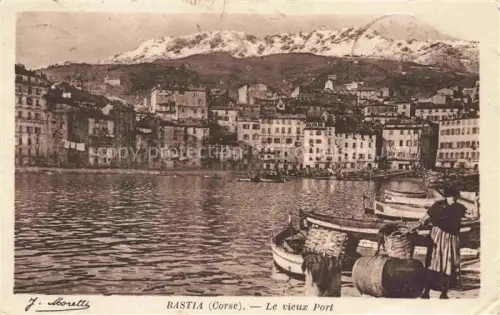 AK / Ansichtskarte BASTIA 2B Haute-Corse Vieux-Port Hafen Boote Altstadt Berge Schnee Fischerboote Frau Faesser