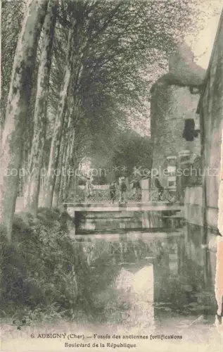 AK / Ansichtskarte Aubigny-sur-Nere VIERZON 18 Cher Fossés-des-anciennes-fortifications Boulevard-de-la-République Bruecke Graben Baeume Festungsturm Passanten Fahrraeder