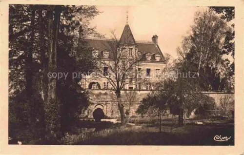 AK / Ansichtskarte La Guerche-sur-l Aubois 18 Cher Hôtel-de-Ville Schloss Turm Torbogen Baeume Mauer