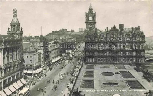 AK / Ansichtskarte New Town Edinburgh, City of Princes-Street North-British-Hotel Uhrenturm Strassenszene Busse Autos Edinburgh-Castle Geschaefte Passanten