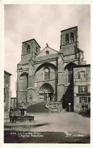 AK / Ansichtskarte La Chaise-Dieu BRIOUDE 43 Haute-Loire Eglise-Abbatiale Abteikirche Brunnen Platz romanisch Tuerme Treppe Fassade