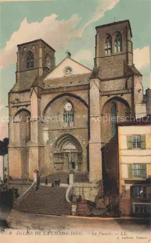 AK / Ansichtskarte La Chaise-Dieu BRIOUDE 43 Haute-Loire Eglise Facade Kirche Glockenturm Treppe Romanisch Passanten