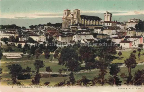 AK / Ansichtskarte La Chaise-Dieu BRIOUDE 43 Haute-Loire Abtei Kirche Daecher Altstadt Huegel Baeume Wiesen