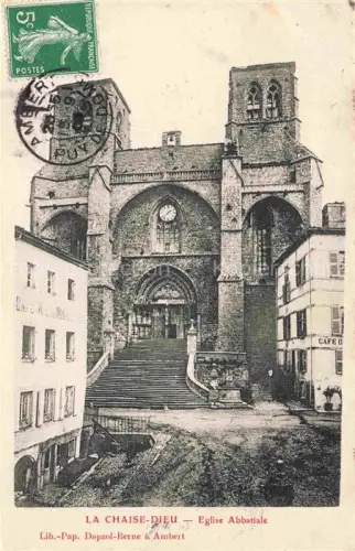 AK / Ansichtskarte La Chaise-Dieu BRIOUDE 43 Haute-Loire Eglise-Abbatiale Kirchenportal Treppe Turm Cafe Pflaster Brunnen