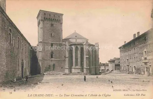 AK / Ansichtskarte La Chaise-Dieu BRIOUDE 43 Haute-Loire Tour-Clementine Abside Église Kirchturm Apse Platz Kopfsteinpflaster