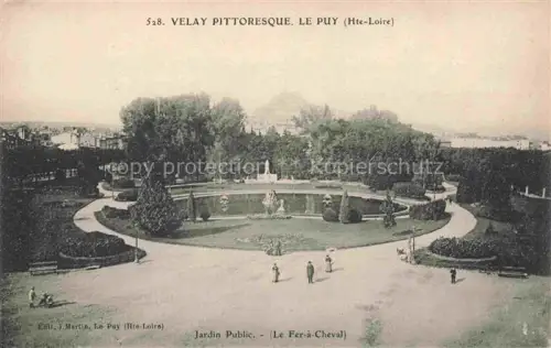 AK / Ansichtskarte Le Puy-en-Velay 43 Haute-Loire Jardin-Public Fer-à-Cheval Bassin Park Baeume Spaziergaenger Denkmal