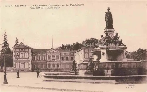 AK / Ansichtskarte Le Puy-en-Velay 43 Haute-Loire Fontaine-Crozatier Préfecture Brunnen Skulpturen Denkmal Platz Baeume Passant