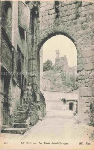 AK / Ansichtskarte Le Puy-en-Velay 43 Haute-Loire Porte-Saint-Georges Torbogen Stadttor Statue Felsen Treppe Frau Gasse