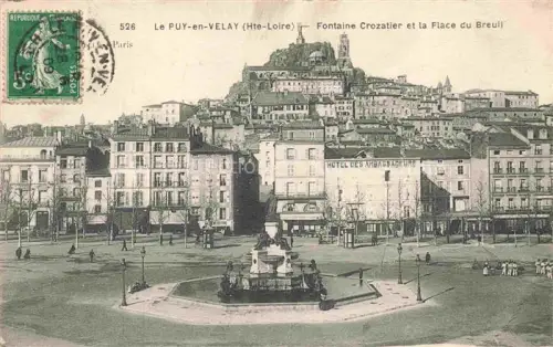 AK / Ansichtskarte Le Puy-en-Velay 43 Haute-Loire Fontaine-Crozatier Place-du-Breuil Hotel-des-Ambassadeurs Brunnen Platz Stadtberg Haeuser Passanten