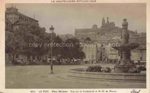 AK / Ansichtskarte Le Puy-en-Velay 43 Haute-Loire Place-Michelet Cathédrale Notre-Dame-de-France Brunnen Autos Platanen Stadtansicht Huegel