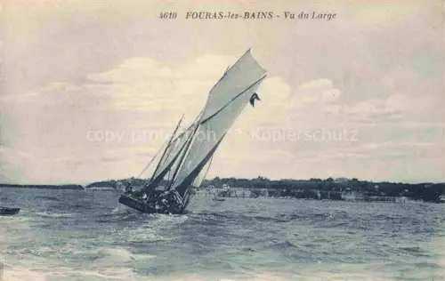 AK / Ansichtskarte FOURAS-LES-BAINS 17 Charente-Maritime Segelboot Kueste Meer Wellen Ortschaft Kuestenlinie