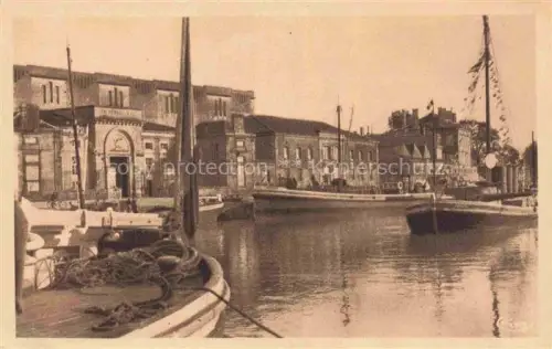 AK / Ansichtskarte Oriolles COGNAC 16 Charente Quais-de-la-Charente Hennessy Hafen Boote Segelboote Kanal Gebaeude