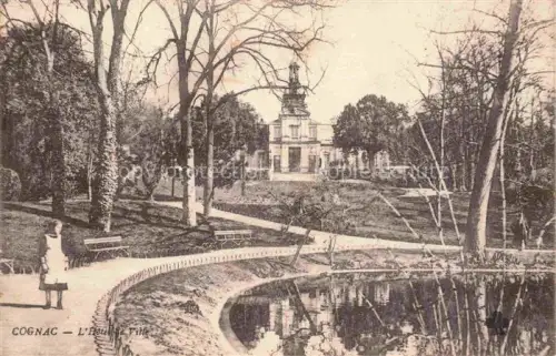 AK / Ansichtskarte COGNAC 16 Charente Hôtel-de-Ville Park Teich Baenke Frau Baeume Wege
