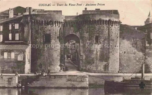 AK / Ansichtskarte COGNAC 16 Charente Tours-du-Vieux-Pont Ancienne-Prison Stadttor Turm Bruecke Boot Fluss Stadtmauer Mittelalter