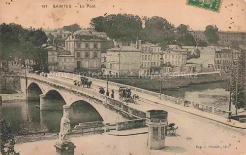 AK / Ansichtskarte SAINTES 17 Charente-Maritime Pont Charente Bruecke Pferdekutschen Haeuser Maggi-Kiosk Statue Ufer