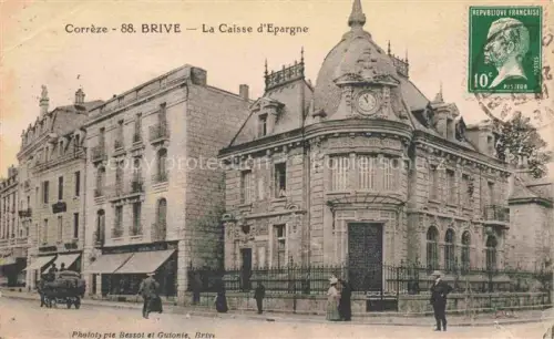 AK / Ansichtskarte BRIVE -LA-GAILLARDE 19 Correze Caisse-d Epargne Sparkasse Gruenderzeitgebaeude Kopfsteinpflaster Passanten Pferdewagen Zaun Uhr