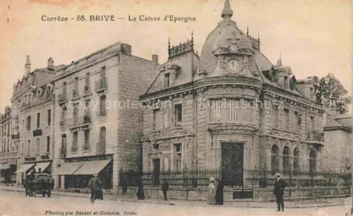 AK / Ansichtskarte BRIVE -LA-GAILLARDE 19 Correze Caisse-d Epargne Bankgebaeude Turm Uhr Strassenszene Passanten Kutsche Gruenderzeitbau