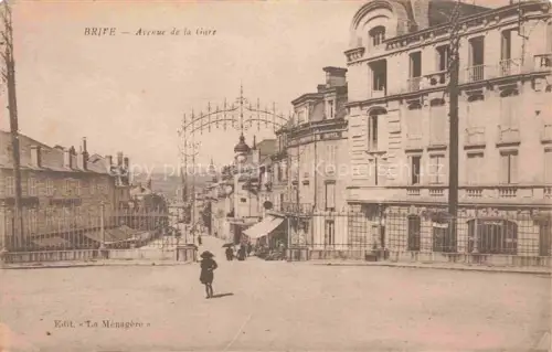 AK / Ansichtskarte BRIVE -LA-GAILLARDE 19 Correze Avenue-de-la-Gare Hotel Torbogen Passanten Geschaefte Uhr Strassenszene