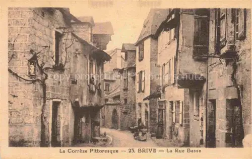 AK / Ansichtskarte BRIVE -LA-GAILLARDE 19 Correze Rue-Basse Gasse Altstadt Steinmauern Laternen Fassaden Passantin